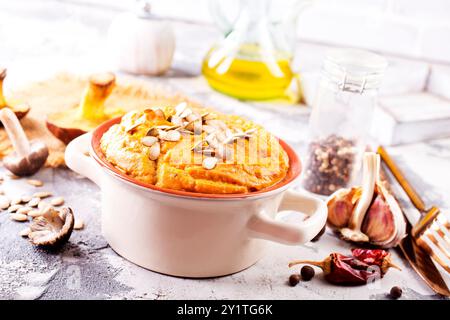 Vegetarische Herbst-Kürbis-Cremesuppe mit Samen Stockfoto