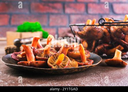Essbare Pilze in einer Metallschale auf einem Tisch Stockfoto