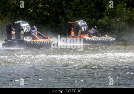 23/06/24 Hovercraft Racer fliegen über den See in der Whittlebury Hall, nahe Towcester, beim zweitägigen Wochenendtreffen des Hovercraft Club of Great Britain in Stockfoto