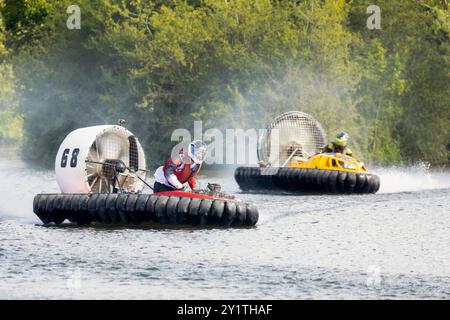 23/06/24 Hovercraft Racer fliegen über den See in der Whittlebury Hall, nahe Towcester, beim zweitägigen Wochenendtreffen des Hovercraft Club of Great Britain in Stockfoto