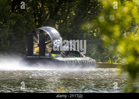 23/06/24 Hovercraft Racer fliegen über den See in der Whittlebury Hall, nahe Towcester, beim zweitägigen Wochenendtreffen des Hovercraft Club of Great Britain in Stockfoto