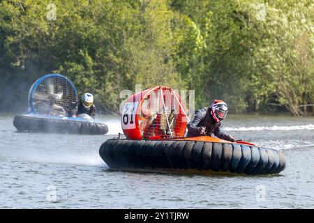 23/06/24 Hovercraft Racer fliegen über den See in der Whittlebury Hall, nahe Towcester, beim zweitägigen Wochenendtreffen des Hovercraft Club of Great Britain in Stockfoto