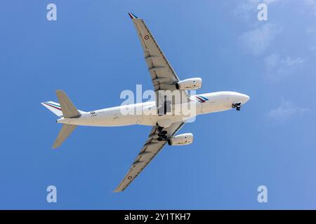 Französische Regierung Airbus A330-243 (Reg.: F-UJCU) führt einen verpassten Anflug auf Start- und Landebahn 13 durch. Stockfoto