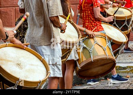 Percussionisten und ihre Trommeln auf den Straßen von Recife während des brasilianischen Karnevals Stockfoto