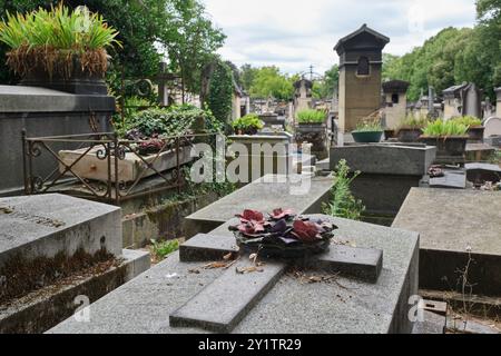 Blumen auf einem Grab auf dem Friedhof Pere Lachaise, Paris, Frankreich Stockfoto