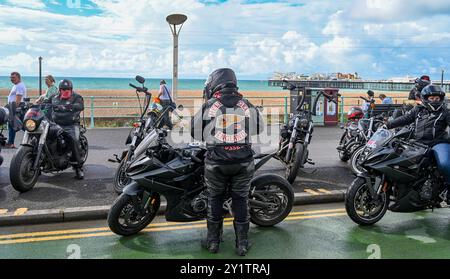 Brighton Großbritannien 8. September 2024 - Hunderte Motorradfahrer und Rocker beim Ace Day Brighton Burn Up, der Teil des 30. Jahrestages der Ace Cafe Reunion Veranstaltung ist, die in London beginnt und am Madeira Drive in Brighton endet . Das 3-tägige Wochenende feiert die Geschichte und das Erbe des berühmten Ace Cafe in London 25 Jahre nachdem es 1969 geschlossen hatte, mit dem ersten Wiedersehen, das 1994 in London und in Brighton stattfand: Credit Simon Dack / Alamy Live News Stockfoto