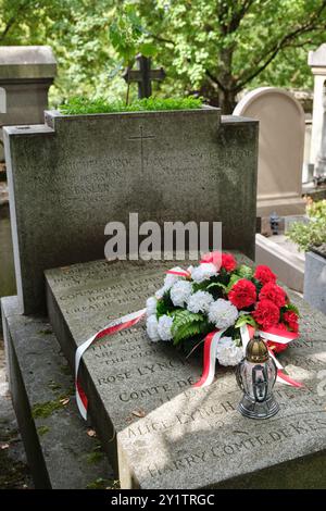 Blumen auf einem Grab auf dem Friedhof Pere Lachaise, Paris, Frankreich Stockfoto