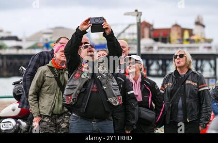 Brighton Großbritannien 8. September 2024 - Hunderte Motorradfahrer und Rocker beim Ace Day Brighton Burn Up, der Teil des 30. Jahrestages der Ace Cafe Reunion Veranstaltung ist, die in London beginnt und am Madeira Drive in Brighton endet . Das 3-tägige Wochenende feiert die Geschichte und das Erbe des berühmten Ace Cafe in London 25 Jahre nachdem es 1969 geschlossen hatte, mit dem ersten Wiedersehen, das 1994 in London und in Brighton stattfand: Credit Simon Dack / Alamy Live News Stockfoto