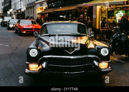 Oldtimer vor der berühmten Bar Italia im Londoner Soho. Stockfoto