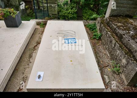 Das Grab des französischen Sängers, Schriftstellers und Künstlers Mano Solo auf dem Friedhof Pere Lachaise in Paris, Frankreich, im Garten war ein berühmtes Album von ihm. Stockfoto