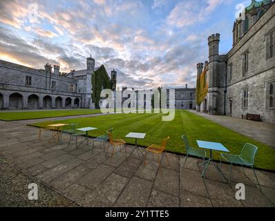 Die University of Galway, Viereck bei Sonnenuntergang in Irland, erstaunliche Architektur und Wahrzeichen, mittelalterliches Gebäude Stockfoto