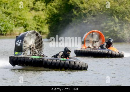 23/06/24 Hovercraft Racer fliegen über den See in der Whittlebury Hall, nahe Towcester, beim zweitägigen Wochenendtreffen des Hovercraft Club of Great Britain in Stockfoto