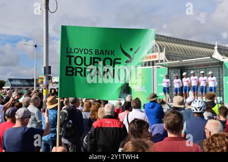 Felixstowe, Großbritannien. September 2024. Vor dem Start von Stage 6 Lowestoft > Felixstowe, Tour of Britain, 8. September 2024, Credit:Pete Goding Credit: Peter Goding/Alamy Live News Stockfoto