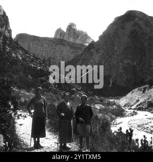 Frauen, die 1925 in der Nähe der drei Türme in Landro, Österreich spazieren Stockfoto