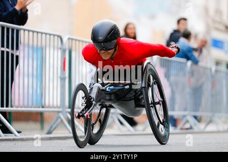 Paris, Frankreich. September 2024. LUO Xingchuan während des T54 Männer-Marathons während der Paralympischen Sommerspiele 2024 in Paris. Quelle: Marco Ciccolella/Alamy Live News Stockfoto