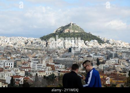 Athen, Griechenland. 15. Dezember 2019. Weihnachtsdekoration und festliche Atmosphäre umgeben das Viertel Plaka im Zentrum von Athen. Plaka, der älteste Teil der griechischen Hauptstadt, ist bei Touristen beliebt und liegt in der Nähe der Akropolis und vieler wichtiger archäologischer Stätten Stockfoto