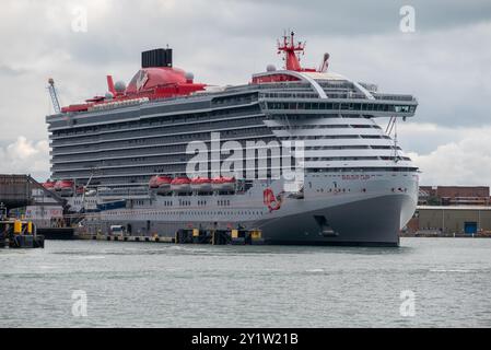 Das Jungfrau-Kreuzfahrtschiff Resilient Lady legte in Portsmouth in England fest. September 2024 Stockfoto