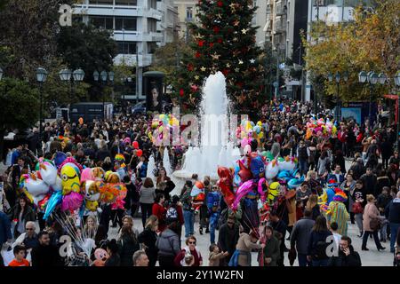 Athen, Griechenland. 15. Dezember 2019. Weihnachtsdekoration und festliche Atmosphäre umgeben das Viertel Plaka im Zentrum von Athen. Plaka, der älteste Teil der griechischen Hauptstadt, ist bei Touristen beliebt und liegt in der Nähe der Akropolis und vieler wichtiger archäologischer Stätten Stockfoto