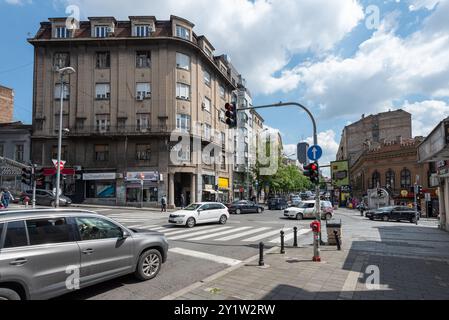 Der Alltag auf einer Belgrader Straße, Menschen, die herumlaufen und der Verkehr fährt herum. April 2024. Stockfoto