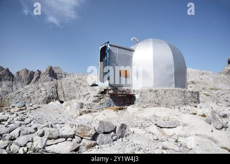 Die Berghütte Cabana Veronica, Picos de Europa. Aus dem Geschützturm eines Flugzeugträgers gefertigt, ähnelt es einem außerirdischen Raumschiff auf dem Mond. Stockfoto