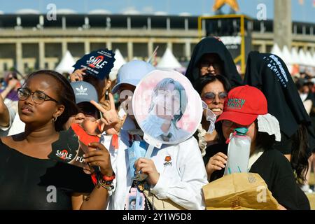 Entertainment Musik, Lollapalooza Berlin 2024 08.09.2024, xdanx, Entertainment Musik, Lollapalooza Berlin 2024, v.l. siebzehn Fans warten auf die Band Berlin Olympiastadion Berlin Deutschland DE *** Entertainment Music, Lollapalooza Berlin 2024 08 09 2024, xdanx, Entertainment Music, Lollapalooza Berlin 2024, V l siebzehn Fans warten auf die Band Berlin Olympiastadion Berlin Deutschland EN Lakielomskix Stockfoto