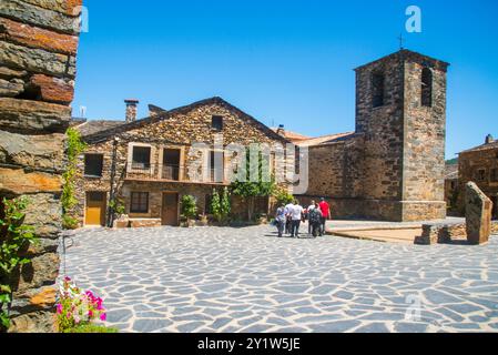 Straße und Kirche. Valverde de los Arroyos, Provinz Guadalajara, Kastilien-La Mancha, Spanien. Stockfoto