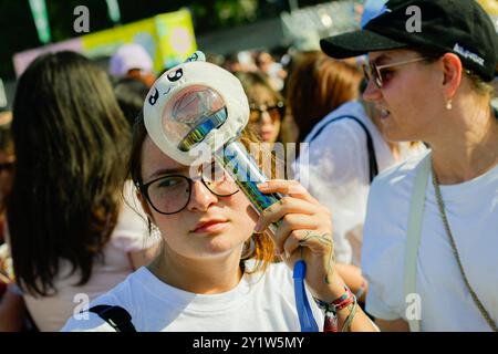 Entertainment Musik, Lollapalooza Berlin 2024 08.09.2024, xdanx, Entertainment Musik, Lollapalooza Berlin 2024, v.l. siebzehn Fans warten auf die Band Berlin Olympiastadion Berlin Deutschland DE *** Entertainment Music, Lollapalooza Berlin 2024 08 09 2024, xdanx, Entertainment Music, Lollapalooza Berlin 2024, V l siebzehn Fans warten auf die Band Berlin Olympiastadion Berlin Deutschland EN Lakielomskix Stockfoto