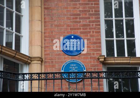 Gedenktafel an dem Gebäude, in dem Spike Milligan lebte (1918–2002) und Eric Sykes arbeitete, Mansion Block, Bayswater, City of Westminster, London, England, Unite Stockfoto