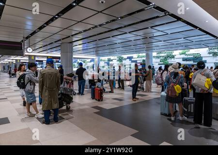 Singapur - 13. Juni 2024 : Efficient Travel: Passagiere holen ihre Koffer am Flughafenförderband ab und sind bereit für ihre Reise am Terminal 3. Stockfoto