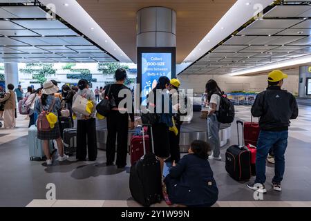 Singapur - 13. Juni 2024 : Efficient Travel: Passagiere holen ihre Koffer am Flughafenförderband ab und sind bereit für ihre Reise am Terminal 3. Stockfoto