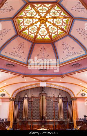 MPLS, MN - 18. Mai 2024: Heiligtum mit Buntglasoberlicht und Pfeifenorgel hinter Altar der historischen presbyterianischen Kirche Westminster. Stockfoto