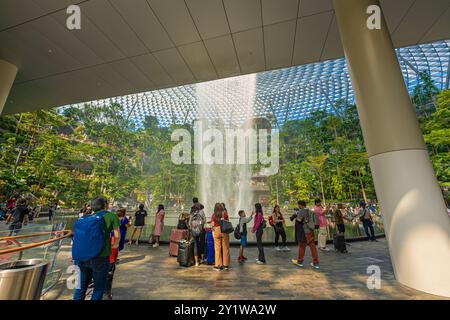 Singapur - 13. Juni 2024 : The Rain Vortex, ein 40 m hoher Indoor-Wasserfall im Jewal Changi Airport in Singapur. Reisekonzept Stockfoto