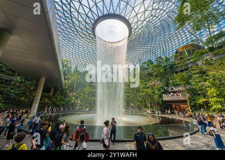 Singapur - 13. Juni 2024 : The Rain Vortex, ein 40 m hoher Indoor-Wasserfall im Jewal Changi Airport in Singapur. Reisekonzept Stockfoto