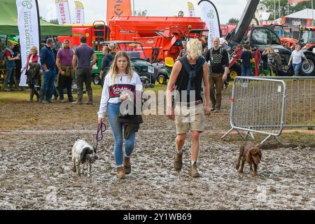 Dorchester, Dorset, Großbritannien. September 2024. Wetter in Großbritannien: Besucher der Dorset County Show in Dorchester in Dorset waten durch dicken Schlamm, nachdem der Regen gestern und über Nacht den Boden gesättigt hat. Bildnachweis: Graham Hunt/Alamy Live News Stockfoto