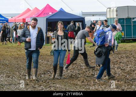 Dorchester, Dorset, Großbritannien. September 2024. Wetter in Großbritannien: Besucher der Dorset County Show in Dorchester in Dorset waten durch dicken Schlamm, nachdem der Regen gestern und über Nacht den Boden gesättigt hat. Bildnachweis: Graham Hunt/Alamy Live News Stockfoto