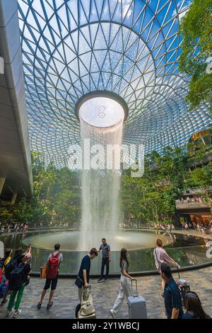 Singapur - 13. Juni 2024 : The Rain Vortex, ein 40 m hoher Indoor-Wasserfall im Jewal Changi Airport in Singapur. Reisekonzept Stockfoto