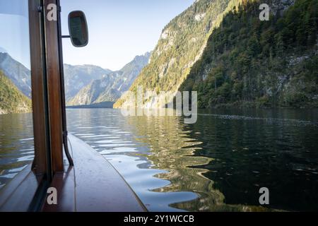 Sehen Sie aus einem Fenster eines Bootes, das auf einem Bergsee mit Bergen in der Umgebung von Königsee segelt Stockfoto