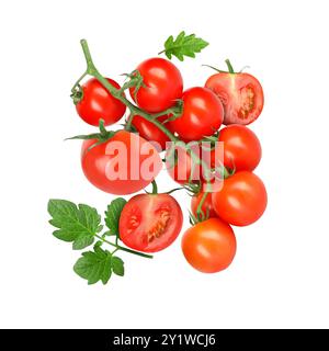 Frische Tomaten mit grünen Blättern in der Luft auf weißem Hintergrund Stockfoto