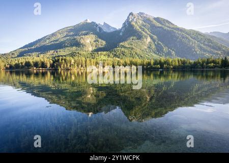 Kristallklarer Alpensee mit markantem Berg im Hintergrund bei Sonnenuntergang, Hintersee, Deutschland Stockfoto
