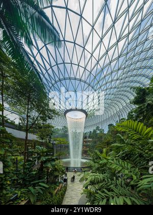 Singapur - 13. Juni 2024 : The Rain Vortex, ein 40 m hoher Indoor-Wasserfall im Jewal Changi Airport in Singapur. Reisekonzept Stockfoto