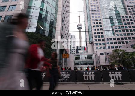 Toronto, Kanada. September 2024. Am 7. September 2024 laufen die Leute an einem TIFF-Poster des Toronto International Film Festival in Toronto, Kanada vorbei. Das jährliche Filmfestival findet vom 05. September 2024 bis 15. September 2024 in Toronto statt. Kanada. (Foto: Arrush Chopra/NurPhoto) Credit: NurPhoto SRL/Alamy Live News Stockfoto
