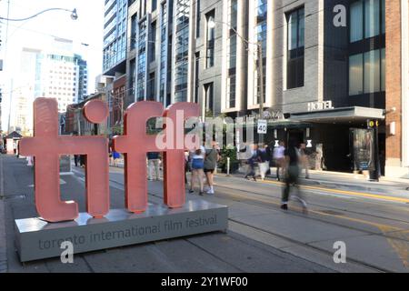 Toronto, Kanada. September 2024. Am 7. September 2024 laufen die Leute an einem TIFF-Poster des Toronto International Film Festival in Toronto, Kanada vorbei. Das jährliche Filmfestival findet vom 05. September 2024 bis 15. September 2024 in Toronto statt. Kanada. (Foto: Arrush Chopra/NurPhoto) Credit: NurPhoto SRL/Alamy Live News Stockfoto