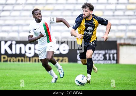 Lier, Belgien. September 2024. Houtvennes Maxime Noah Limbombe und Lierse's Brent Laes in Aktion während eines Fußballspiels zwischen K. Lierse S.K. (1b) und KFC Houtvenne (2. Amateur), in der sechsten Runde des Croky Cup Belgian Cup, Sonntag, den 08. September 2024 in Lier. BELGA FOTO TOM GOYVAERTS Credit: Belga Nachrichtenagentur/Alamy Live News Stockfoto