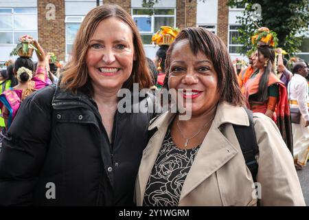 London, Großbritannien. September 2024. Bürgermeister von Lewisham, Brenda Dacres (rechts) und Labour-Abgeordneter von Lewisham North und Lord Commissioner of the Treasury, Vicky Foxcroft (links) nehmen an dem Festival Teil. Mehrere tausend Anhänger der tamilischen Gemeinde nehmen am jährlichen Chariot Festival (ther) vom Sivan Kovil Tempel durch die Straßen von Lewisham Teil. Die Götter Ganesha und Lord Shiva werden in dekorierten Wagen getragen. Die Gläubigen opfern Milch, verbrennen Weihrauch, Kokosnüsse oder Obst. Quelle: Imageplotter/Alamy Live News Stockfoto