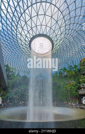 Singapur - 13. Juni 2024 : The Rain Vortex, ein 40 m hoher Indoor-Wasserfall im Jewal Changi Airport in Singapur. Reisekonzept Stockfoto