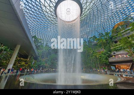 Singapur - 13. Juni 2024 : The Rain Vortex, ein 40 m hoher Indoor-Wasserfall im Jewal Changi Airport in Singapur. Reisekonzept Stockfoto