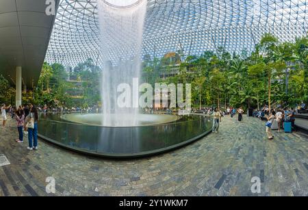 Singapur - 13. Juni 2024 : The Rain Vortex, ein 40 m hoher Indoor-Wasserfall im Jewal Changi Airport in Singapur. Reisekonzept Stockfoto