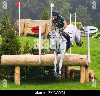Austin O’Connor auf Colorado Blue im Defender Valley während des Cross Country Abschnitts der Burghley Horse Trials 2024 Stockfoto