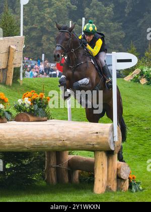 Nicola Hill auf dem MGH Bingo Boy im Defender Valley während des Cross Country Abschnitts der Burghley Horse Trials 2024 Stockfoto