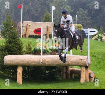 Harry Meade auf Cavalier Crystal im Defender Valley während des Cross Country Abschnitts der Burghley Horse Trials 2024 Stockfoto